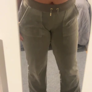 Juicy gröna byxor - Ett par helt vanliga juicy byxor i storlek S skriv gärna frågor!