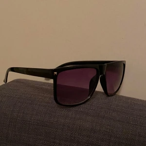 Identiska till Ray ban boyfriend  - Nästintill identiska solglasögon till Ray Ban boyfriend, perfekt till våren och sommaren. Hör av er vid frågor eller mer bilder pris kan diskuteras.       Fåtal kvar!