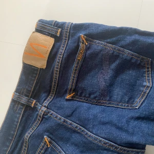 Mörkblå jeans från Nudie Jeans  - Snygga mörkblå jeans från Nudie Jeans för endast 249kr det är w-30 och L-32! var inte blyga hör av er om det är något!