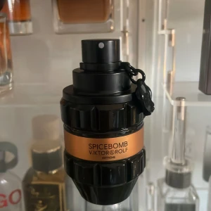 Spicebomb Extreme från Viktor & Rolf - Säljer en flaska Spicebomb Extreme från Viktor & Rolf. Flaskan har en unik design som liknar en granat, med en svart och kopparfärgad etikett. Den har en praktisk sprayfunktion och en dekorativ ring med V&R-logotypen. Perfekt för den som vill ha en intensiv och kryddig doftupplevelse.Nypris 1015 kr på Zalando! Från början var den 50 ml. Nu är det runt 20 ml kvar!🤩😀🤩hör av er vid frågor så kan jag skicka mer bilder på hur mycket parfym som är kvar🤩