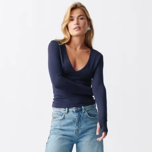 Soft touch v-neck top - Super fin v ringad top ifrån Gina Tricot, tröjan är i en snygg mörkblå färg och är figursydd💞