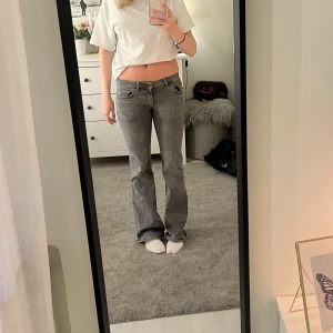 Grå bootcut jeans - Snygga grå lågmidjade bootcut jeans. Väldigt bra kvalitet. 