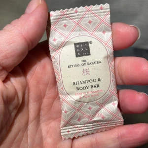 Ny! Shampoo & Body Bar från Rituals - Ny! Upptäck en lyxig shampoo och body bar från Rituals, The Ritual of Sakura. Denna bar kombinerar doften av körsbärsblomma och ris-mjölk för en uppfriskande och vårdande upplevelse. Perfekt för både hår och kropp.