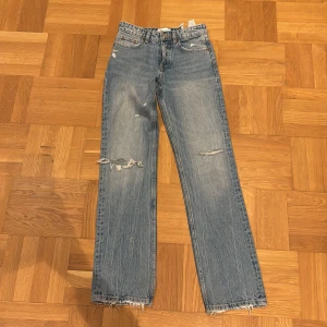 Blå jeans från Zara - Säljer dessa balla mid waist jeans från Zara. Säljer då dom inte passar längre!
