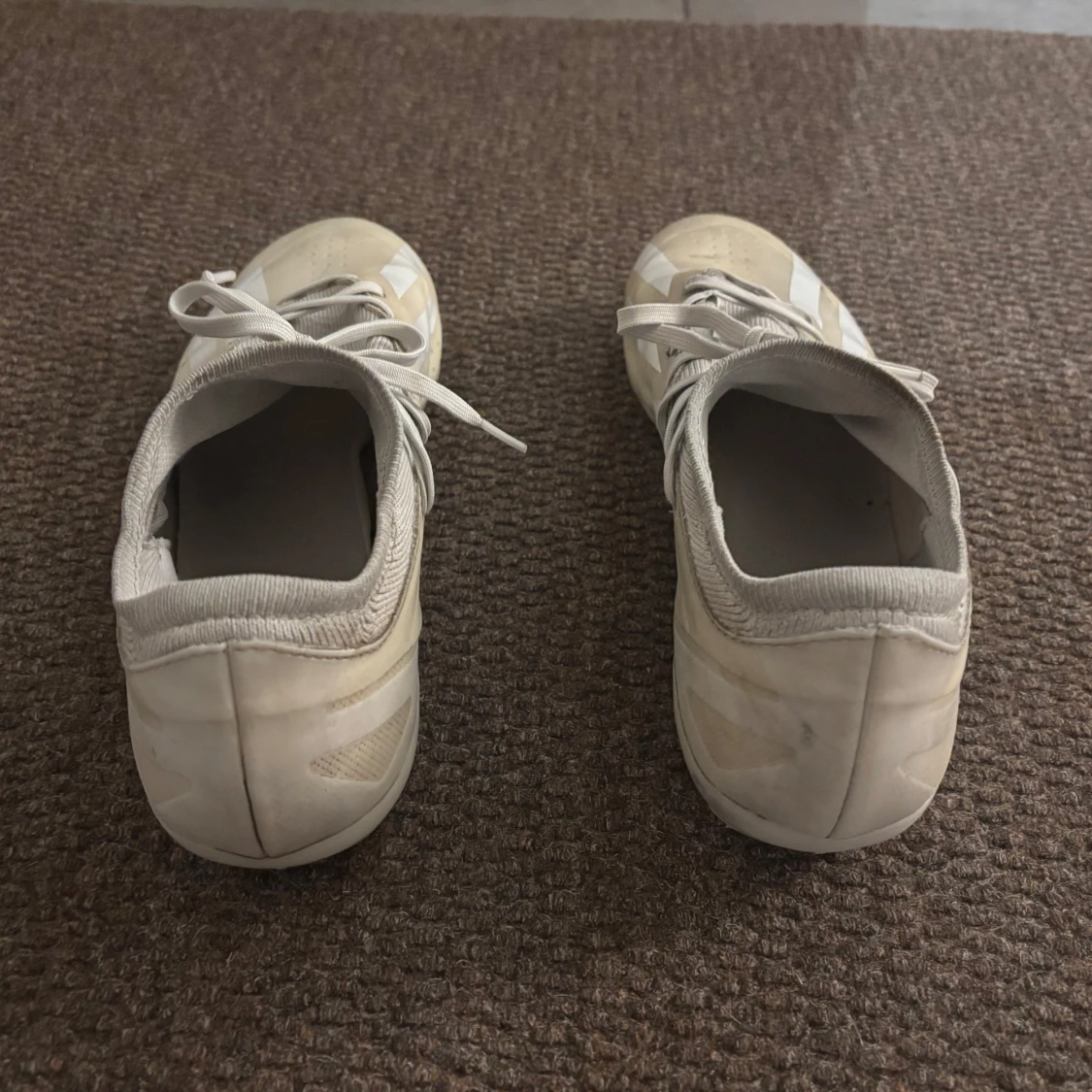 Vita fotbollsskor från Adidas - 2