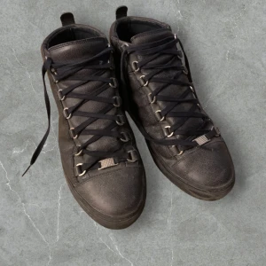 Svarta high top arenas - Säljer mina arenas då ja tröttnat på de, en liten defekt som visas på sista bilden, skriv om du har några andra frågor!