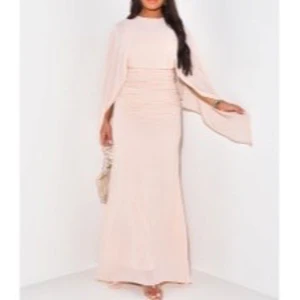 Rosa långklänning med cape - Färgen på klänningen är den första bilden, dock hade de inga bra bilder kvar där klänningen inte längre finns kvar. Elegant väldigt ljus rosa  långklänning med en stilfull cape som ger en dramatisk look. Klänningen har en åtsittande midja och en flytande kjol som skapar en vacker silhuett. Perfekt för speciella tillfällen. Har aldrig tagit på mig klänningen där storleken inte passade mig.