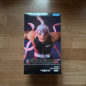 Demon slayer figur av Uzui Tengen - Säljer en figur på Uzui Tengen, Den har detaljerade armband och en dynamisk pose. Perfekt för samlare av animefigurer! Köpte i Japan, Äkta !💖 Förpackning kartong finns kvar.  Ca 19cm i h , 29 cm i b. Har flera anime figurer i mina andra annonser, kika gärna 💖