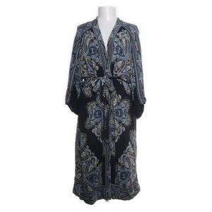 Mönstrad kimono från Jewels by Indiska - Snygg mönstrad kimono från Jewels by Indiska i svart och blått med ett unikt paisleymönster. Klänningen har en knytning i midjan och är tillverkad i 100% viskos. Perfekt för en bohemisk look! Inte mycket använd, men lite skrynklig.