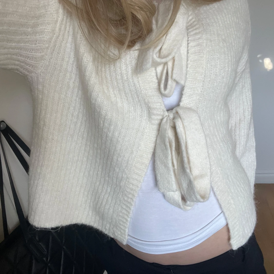 Vit stickad kofta med knyt