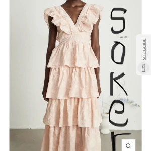 Ljusrosa klänning med volanger - Söker denna klänning från miss rosier i storlek xs eller s om någon säljer!! 