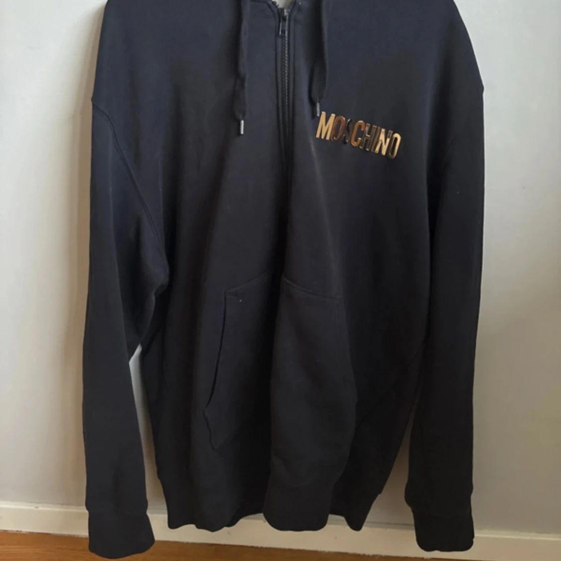 Svart hoodie från Moschino - 1