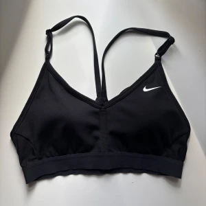 Svart sporttopp från Nike - Fin sportbh i väldigt bra skick, hör av dig vid frågor 💞