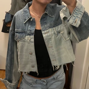 Tvåfärgad jeansjacka från Zara - Säljer en cool tvåfärgad jeansjacka från Zara.  Har aldrig använt. Perfekt till våren!!💓💓 storlek xs men passar S också!
