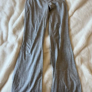 Grå byxa och topp från Gina Tricot - Säljer ett set med grå byxor och matchande topp från Gina Tricot. 