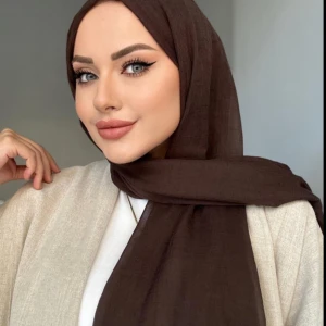 Brun och grå hijab - Hijab i brunt och grått. Materialet är lätt och bekvämt, vilket gör den idealisk för daglig användning. 45kr/styck. 