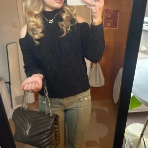 Svart stickad tröja - Snygg svart stickad tröja från River Islands med cut-outs på axlarna. Fint skick, lite nopprig💖