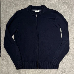 Dobber Zip-Up Mörkblå Kofta - Säljer en sjukt stilren och typ oanvänd zip tröja. Storlek: M. Skick: 9/10. Nypris 799kr. 50kr rabatt för följare!