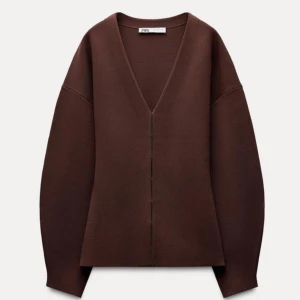 Brun/röd kofta från Zara - Snygg brun/röd kofta från Zara med v-ringning och långa ärmar. Perfekt för lager-på-lager och en stilren look. jag säljer pga den  aldrig kommer till användning. 💕