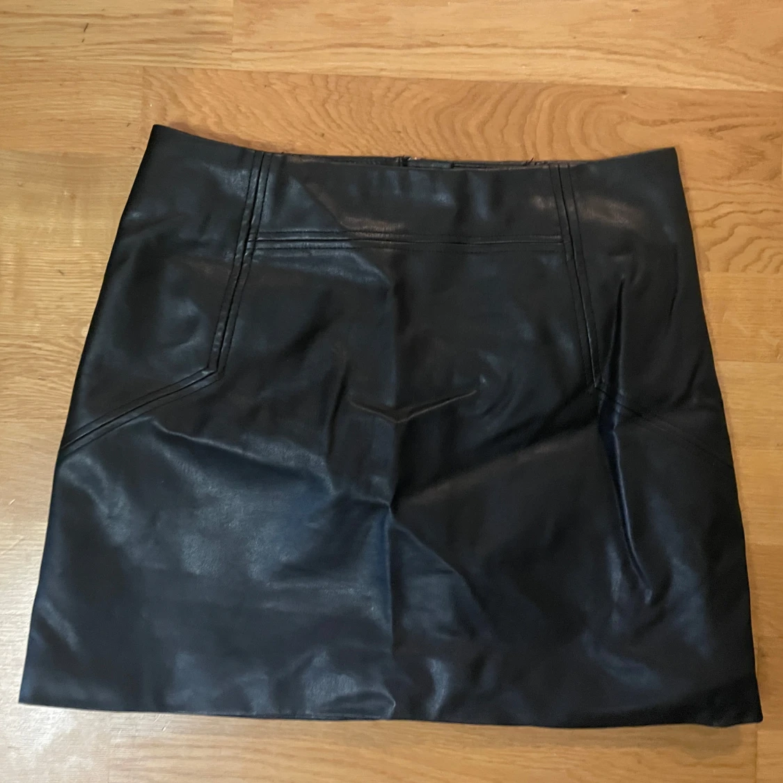 Svart skinnkjol med dragkedja - 1