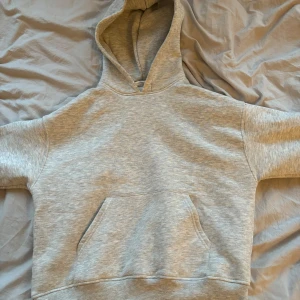 Grå hoodie - Grå hoodie från Gina 💗 knappt använd och har haft den i 2 veckor, säljer för jag köpte fel storlek 