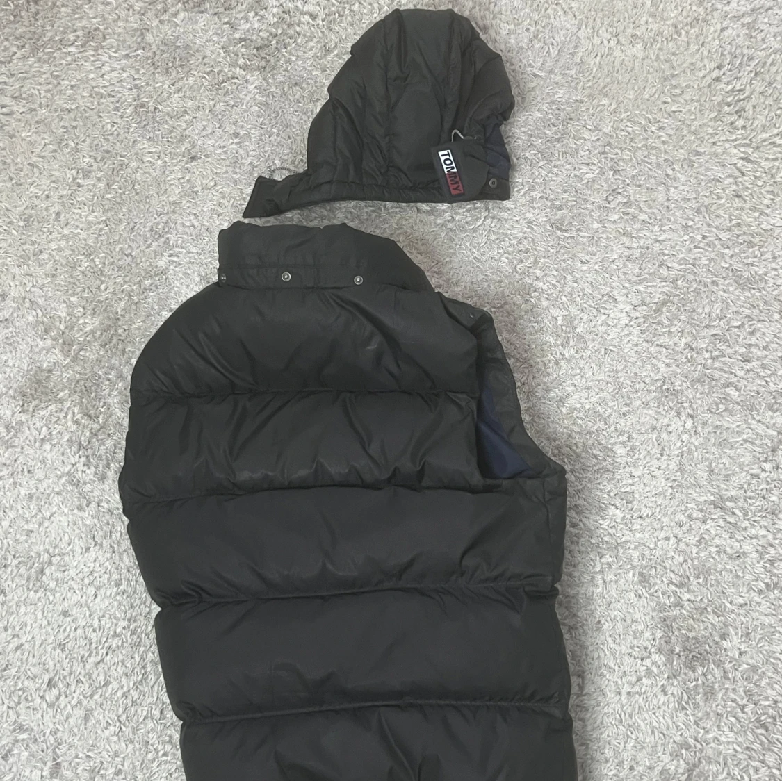 Svart dunväst från Tommy Hilfiger i storlek M - 1