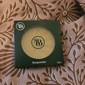 Sunpowder från Nordic Formula - Solpuder från Nordic Formula som ger en naturlig, solkysst look med matt finish. Förpackningen innehåller 9g och är vegansk. Perfekt för att ge ansiktet en varm ton.