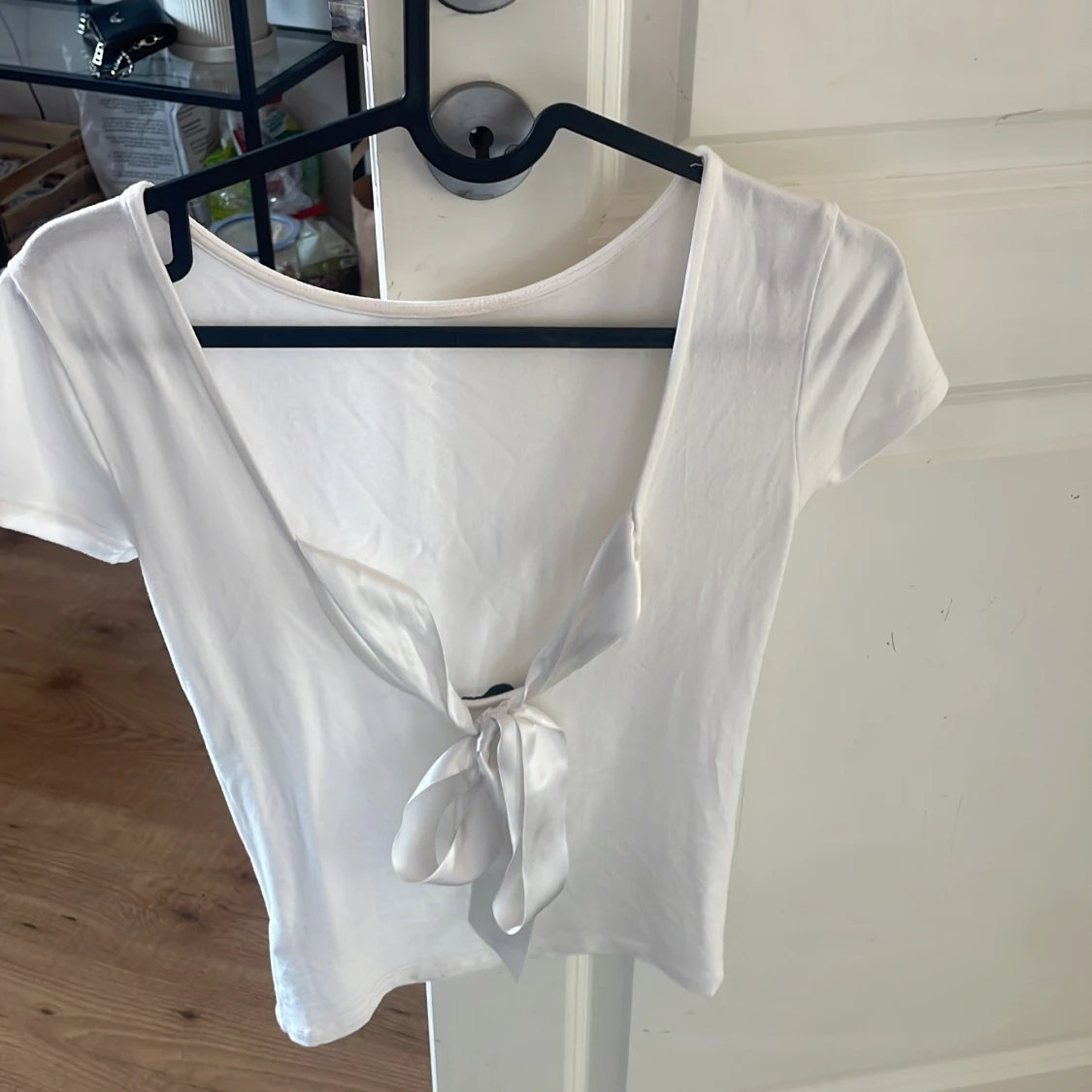Vit kortärmad topp med knyt - 1