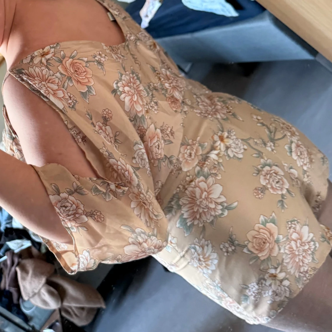 Ljusblommig byxdress från Forever 21 med v-ringning, volangdetaljer och öppen axel. Superfin till sommar, fest, semester eller midsommarfirande! - 1