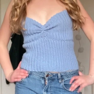 Blå virkat linnetopp - Säljer en snygg blå ribbad linnetopp med smala axelband och en v-ringad design. Perfekt för sommardagar och kan enkelt matchas med jeans eller kjol. Har gjort den själv!