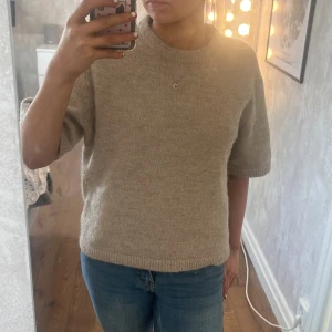 Beige stickad tröja - Säljer en stilren beige stickad tröja med korta ärmar. Jätte fin! Men kommer inte till användning!❤️
