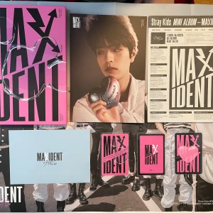 Stray Kids  MAXIDENT Album - Stray Kids mini album 'MAXIDENT' med fotobok, affisch och photocards. Det saknas ett vykort, så det är bara kuvertet. 3 photocards! (Skriv om man vill veta vilka photocards det är!) MAN FÅR MED FREEBIES! (Skicka gjärna vet eran bias är så att man kan får lite mer specifika freebies!)