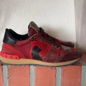 Valentino Rockrunner sneakers i röd och svart - Valentino Rockrunners – Skick: 9/10 – Tillbehör: Enbart Skorna – Storlek 40 sitter som 41 – Nypris ca 7500kr. LÄGG PRISFÖRSLAG!!! Kontakta vid minsta fråga 😇