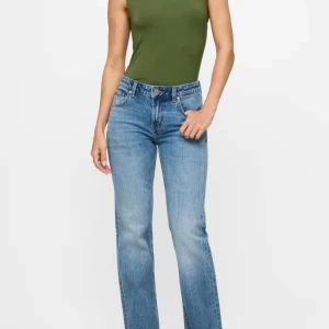 Jeans - Säljer ett par klassiska blåa jeans med raka ben. De har en låg midja och är använda vid ett tillfälle. Köptes för 499 kr och säljer för 399 kr🩷