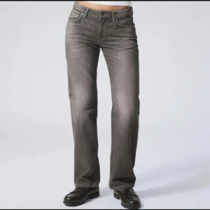 Grå jeans - Snygga grå arrow jeans från weekday, väldigt bra skick! Storlek 27/34
