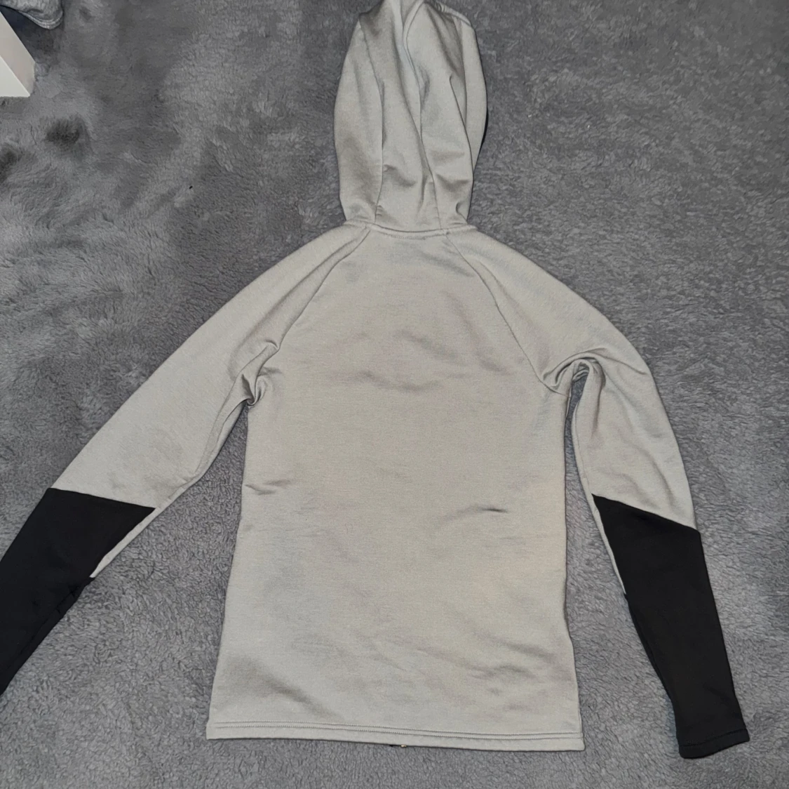 Grå huvtröja från Peak Performance - 1