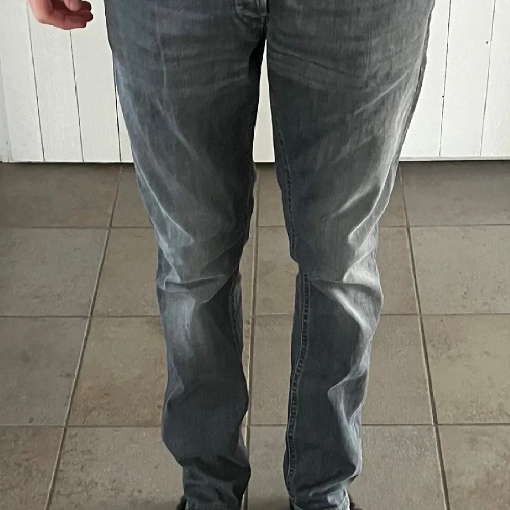Snygga grå jeans från dondup. Modellen är George och midjemåttet är 34. Tveka inte på att höra av dig om du har frågor!. Farkut & Housut.