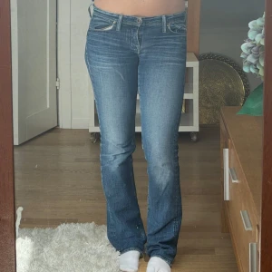 Lågmidjade jeans - Jättesnygga lågmidjade jeans! Midja tvärs över: 38cm innerbenslängd: 78cm❣️storlek:27/32