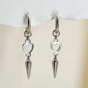 Örhängen med hjärta - Handgjorda örhängen●Följ :@ekjewelryofficial🤲 ● 💎Material- 100% rostfritt stål ●Örhängeskrokar -rostfritt stål . Nickel fri. Längd -5cm. Vattentåliga, ändrar inte färgen! 