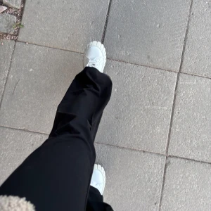 Eytys Odessa - Säljer ett par vita Eytys Odessa i storlek 36, endast använda ett fåtal gånger och i riktigt fint skick, nästan som nya! Endast använda fåtal finger ute🫶🏻 💗 Hör av er vid frågor 💗