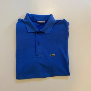 Blå Lacoste piké tröja herr M - Marin blå Lacoste piké tröja (Storlek M) Mycket bra skick || Pris kan diskuteras || Skriv vid minsta fråga eller fundering💯🤝