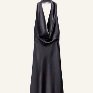 Marinblå lång satinklänning  - Säljer denna balklänning, slutsåld på Zaras hemsida, storlek S. Aldrig använd därav nyskick med även prislapp på😊