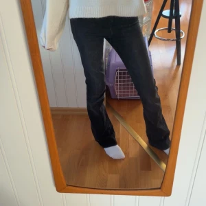 Svarta utsvängda jeans från Only - Snygga svarta jeans från Only med låg midja och utsvängda. Använda 1-2 gånger. Skriv privat om ni vill ha bilder på de eller om ni har frågor 💘💘 säljer för 200kr + frakt, original pris på sidan 2. Storlek 32/xs passar s oxå. (Kan kanske sänka pris) 