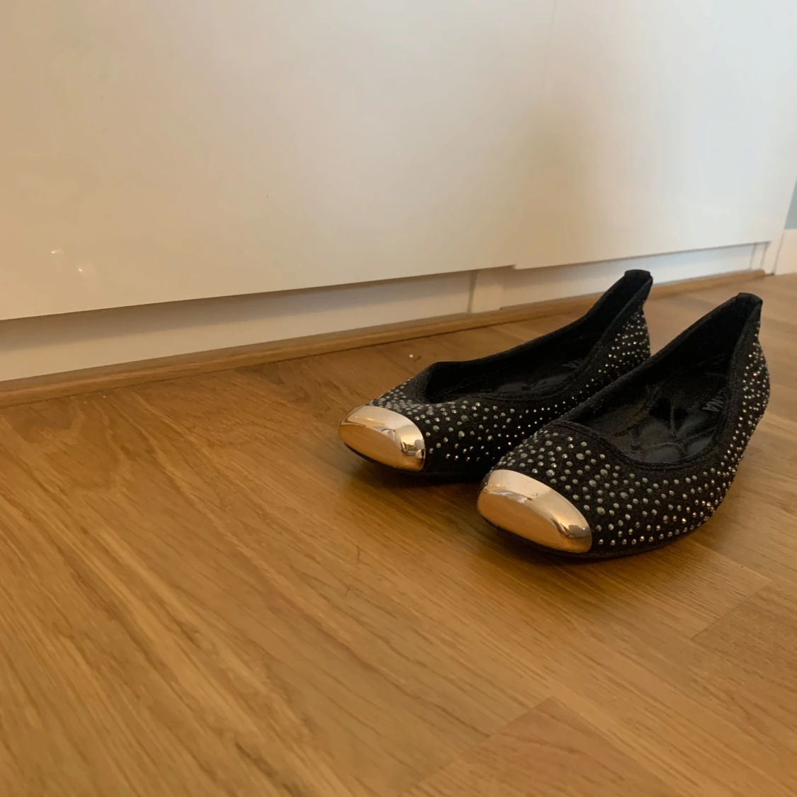 Svarta ballerinaskor med nitar från NE&NA Collection - 2