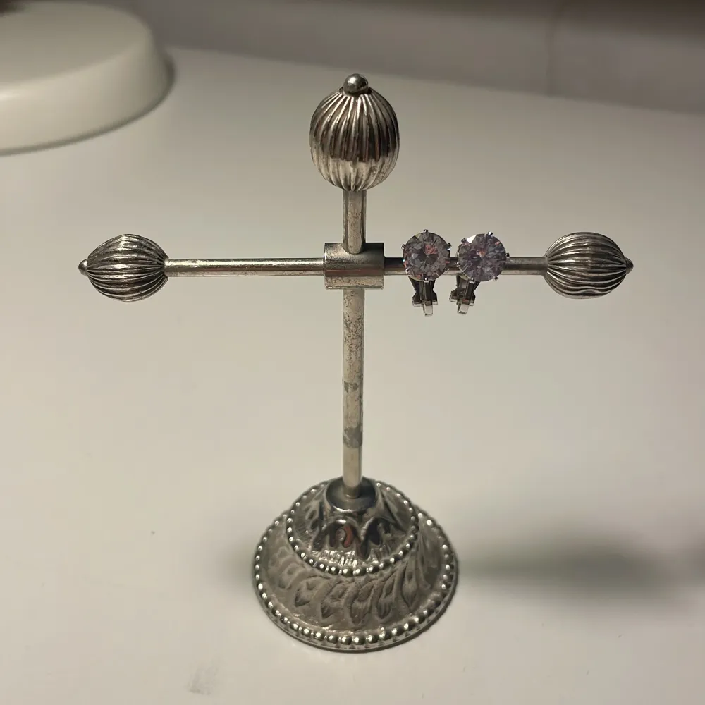 Snygga silverfärgade clip örhängen med stora, glittrande stenar. Perfekta för att ge en elegant touch till din outfit. Örhängena har en klassisk design som passar till många tillfällen.. Asusteet.