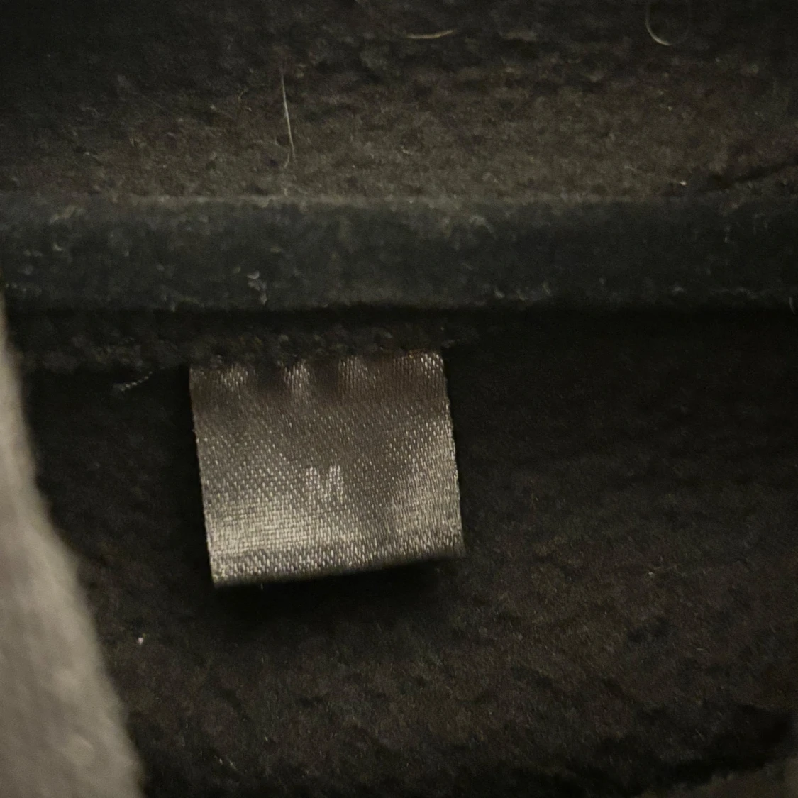 Svart hoodie med Marcus & Martinus tryck - 2