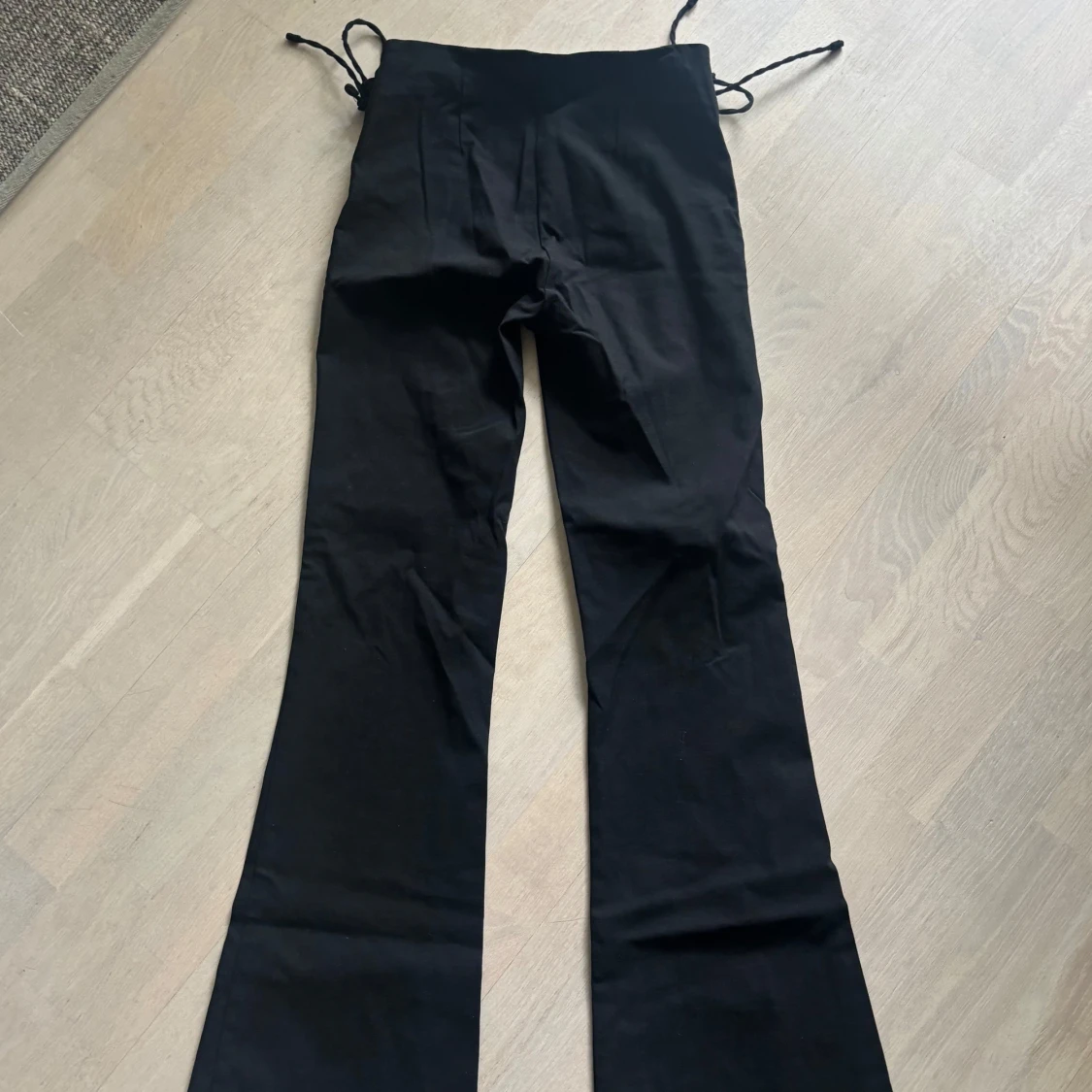 Svarta byxor med snörning - 2