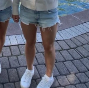 Jeansshorts från PULL&BEAR - Säljer mina jeansshorts från PULL&BEAR som tyvärr är för små för mig💙