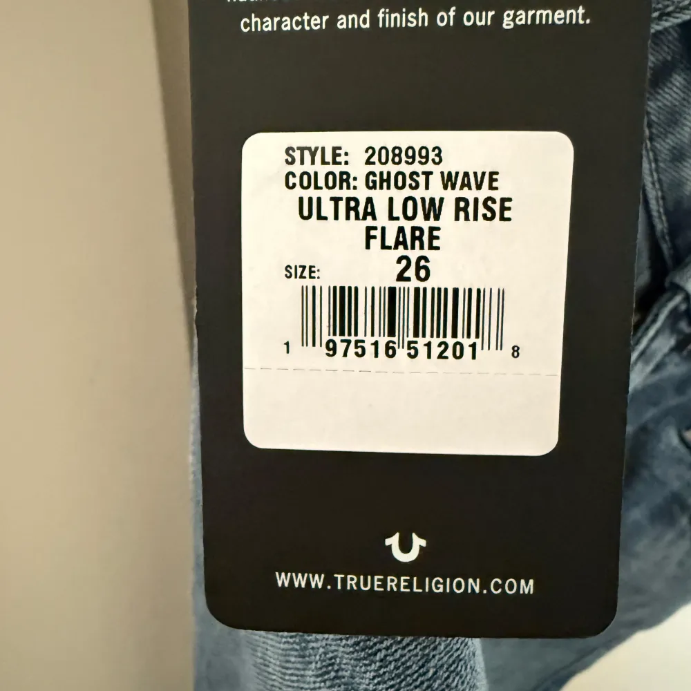 Säljer helt nya och oanvända jeans från True Religion. Det har endast provats en gång och har sedan dess legat i paketet. Storlek W26 helt slutsålda på hemsidan. Nypris 1399kr. Säljer för 1000kr. Vill ni ha egna bilder för preferens så skriv 💕. Farkut & Housut.