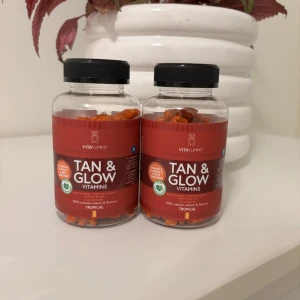 Tan & Glow Vitamins - Två burkar Tan & Glow-vitaminer från VitaYummy. Innehåller vitaminer som A, C och betakaroten för att ge en solkysst glöd. Tropisk smak och 100% naturliga ingredienser.  Har en tredje burk som skickas med på köpet då den är öppnad, har endast tagit ca 6 björnar från den men inget för mig. 169kr / styck nypris 